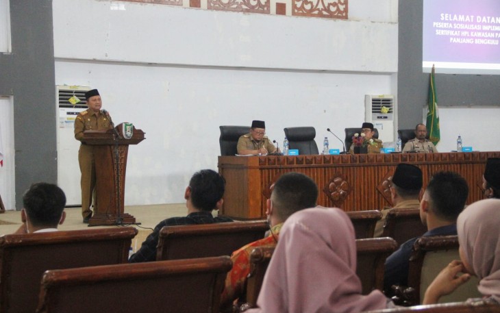 Sekretaris Daerah (Sekda) Provinsi Bengkulu Hamka Sabri saat buka Sosialisasi Implementasi Sertifikat HPL Kawasan Pantai Panjang Bengkulu, di Gedung Serba Guna (GSG) Pemprov Bengkulu, Selasa (01/11). 