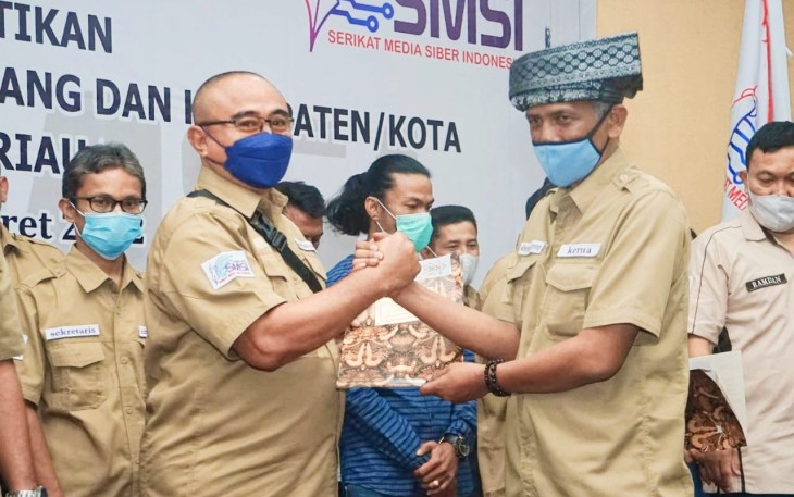 Pengurus Cabang SMSI Kepri dan SMSI 7 Kabupaten Kota di Kepri saat dilantik di Hotel Aston, Tanjungpinang Selasa (29/3) malam.