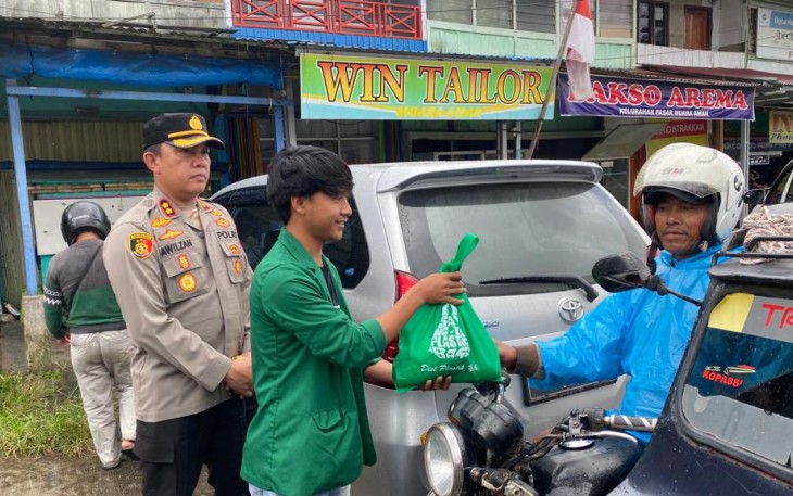 Polres Jajaran Polda Bengkulu saat Bagikan Bantuan