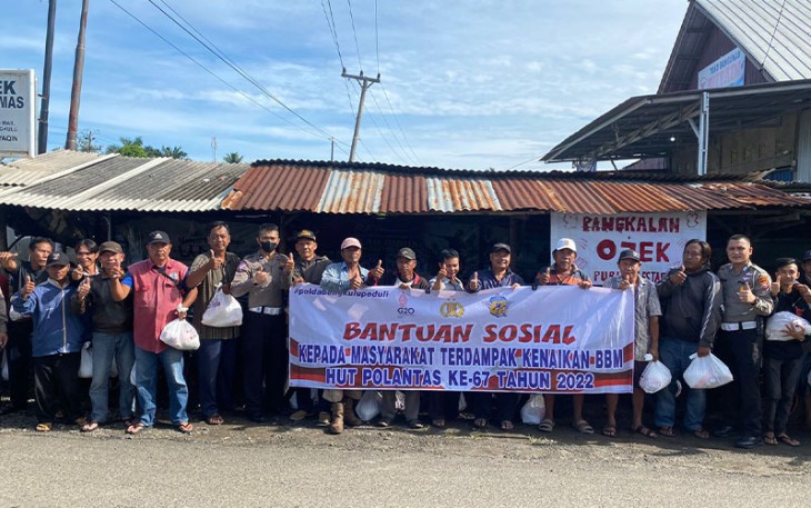 Polda Bengkulu saat Salurkan Bansos