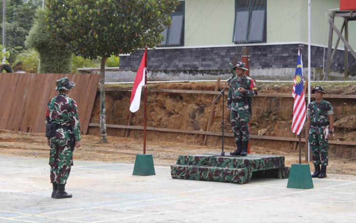 Dansatgas Pamtas RI-Malaysia Yonif 621/Manuntung saat Pimpin Apacara Pembukaan Patroli Terkoordinasi TNI-TDM