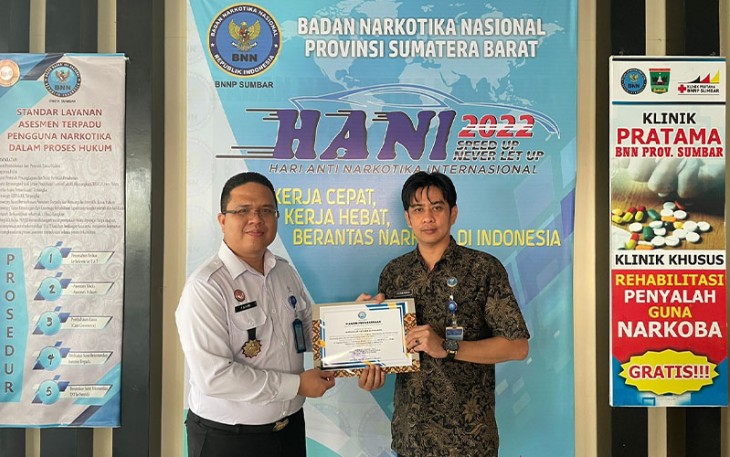 Rupajang saat Terima Penghargaan dari BNNP Sumbar