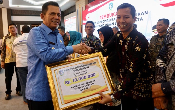 Gubernur H Ansar Ahmad saat menyerahkan bantuan secara simbolis