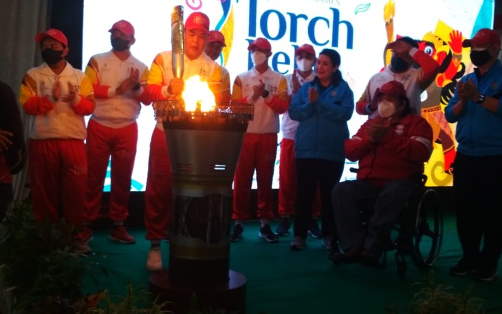 Penyalaan api obor ASEAN Para Games oleh Bupati Juliyatmono, di Pendopo Rumah Dinas Bupati Karanganyar, Sabtu (23/7/2022) malam.