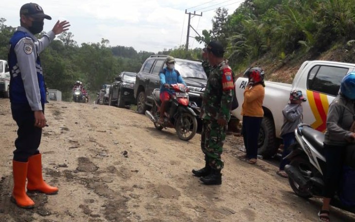 Babinsa saat Bantu Atasi Kemacetan 