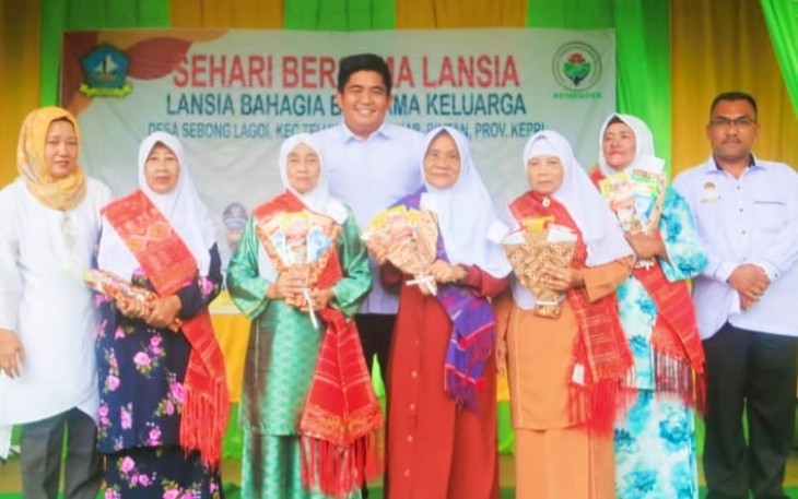 Plt Bupati Bintan Roby Kurniawan SPWK saat Foto bersama Lansia