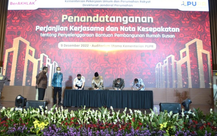  Penandatanganan Nota Kesepakatan dan Perjanjian Kerjasama tentang Penyelenggaraan Bantuan Pembangunan Rumah Susun (Rusun) dari Kementerian Pekerjaan Umum dan Perumahan Rakyat (PUPR) melalui Direktorat Jenderal (Ditjen) Perumahan dengan Bakamla RI. Kegiatan berlangsung di Audotirum Kementerian PUPR, Jumat (09/12/2022).