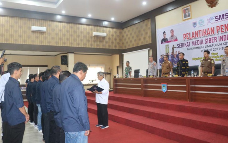 Wabup Rizki Kurniawan Nakasri dan Pj Wali Kota Payakumbuh Rida Ananda menghadiri pelantikan pengurus SMSI Payakumbuh-Limapuluh Kota, Periode 2022-2027.