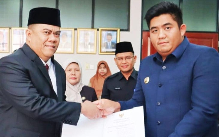 Bupati Roby (kanan) saat penyerahan SK ke Ronny Kartika sebagai Pejabat Sekda Bintan.