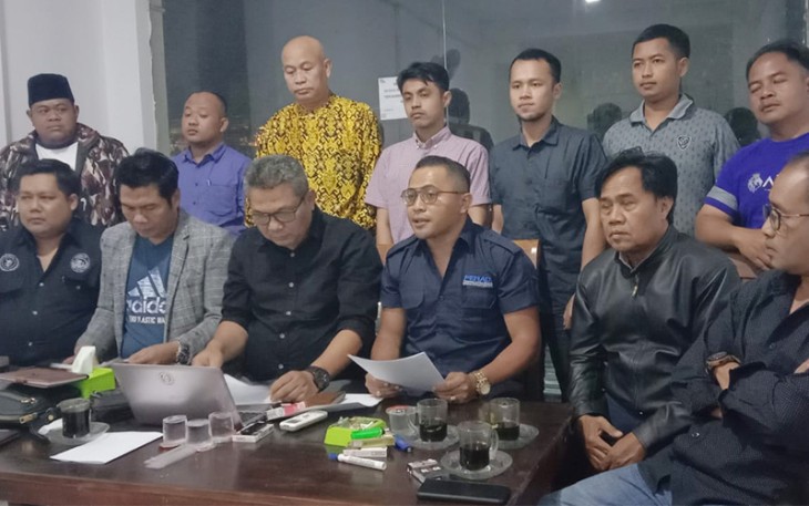 Advokat PERADI RBA Malang saat koferensi pers Minggu malam (02/10/2022).