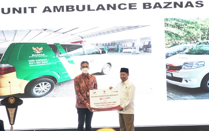 Bank Jatim saat Serahkan CSR Mobil Ambulance ke BAZNAS secara simbolis, Rabu (14/9/2022) malam.