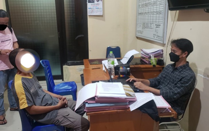 Terduga pelaku saat diperiksa penyidik