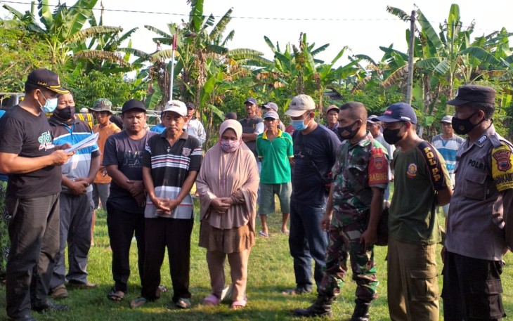 Anggota Polsek Kedungtuban, Satpol PP, Koramil dan tim medis saat menyerahkan jenasah korban kepada pihak keluarga.
