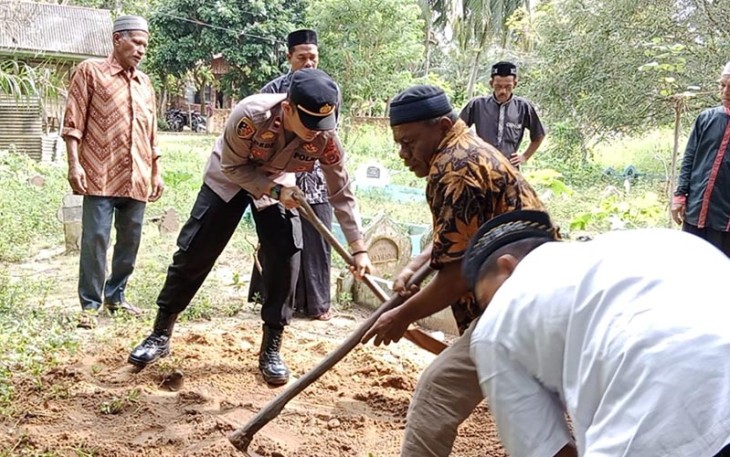Kapolsek Peureulak Barat saatg Ikut Antarkan Jenazah ke Pemakaman