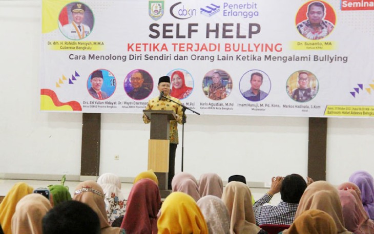Gubernur Rohidin saat membuka Workshop yang mengangkat Tema 'Self Help, Ketika Terjadi Bullying' (Cara Menolong Diri Sendiri dan Orang Lain Ketika Mengalami Bulllying) di Hotel Adeeva Bengkulu, Kamis (13/10/2022).