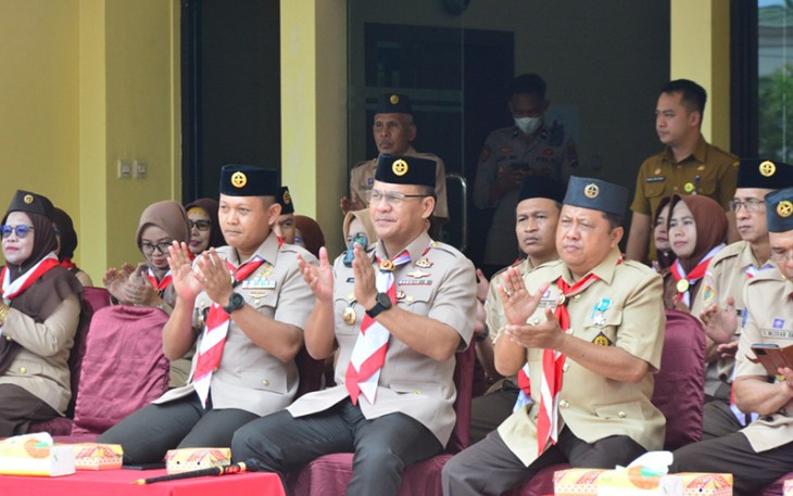 Dandim 1001/HSU-BLG Letkol Inf Dhuwi Hendradjaja, S.Sos, M.I. Pol saat menghadiri Peringatan HUT gerakan Pramuka ke-61, di Halaman Kantor Bupati HSU, Senin (19/09/2022). 