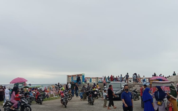 Abaikan Instruksi Bupati Pesibar, Pengunjung Wisata Labuhan Jukung Tumpah Ruah
