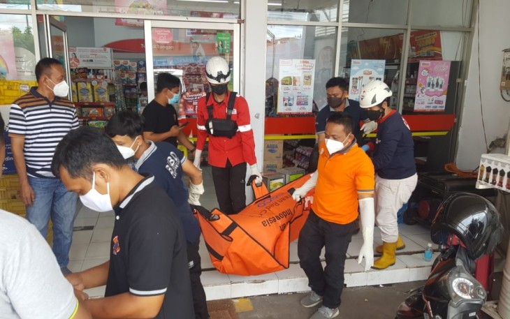 Sejumlah petugas saat melakukan evakuasi terhadap jasad korban. (Foto : Istimewa)