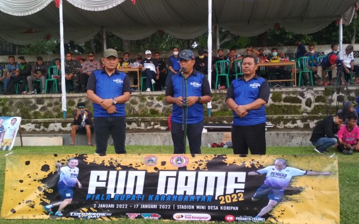 Bupati Karanganyar Juliyatmono (tengah) dan Ketua Askab PSSI Karanganyar Prihanto (kiri) dalam pembukaan Fun Game Piala Bupati Karanganyar 2022.
