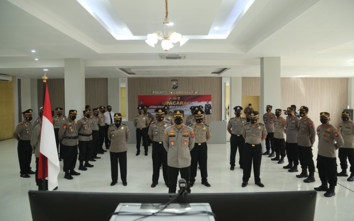 Caption : Kapolres Tulungagung AKBP Handono Subiakto, SH, SIK, MH dan diikuti oleh Wakapolres Kompol Christoper Adhikara Lebang, S.I.K, PJU Polres  serta Perwakilan Personil yang naik Pangkat