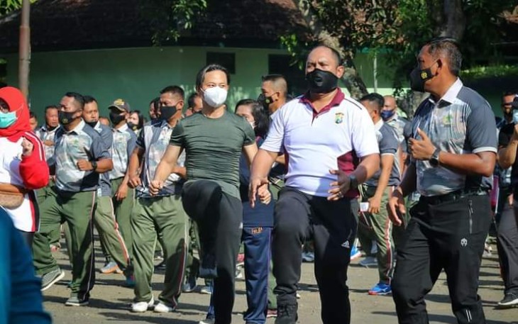 Bupati Trenggalek, Mochamad Nur Arifin, saat mengikuti Senam kebugaran di halaman Mako Kodim 0806 Trenggalek, Rabu 5/1/2022 (Foto : Hardi Rangg