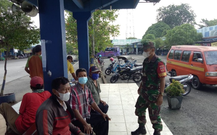 Serma Rudi memberikan imbauan di terminal Kembangjoyo