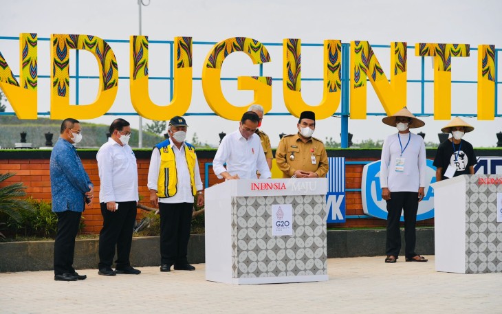 Presiden Jokowi menandatangani prasasti peresmian Bendungan Randugunting di Blora Jawa Tengah