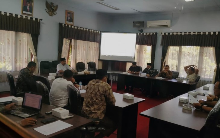 Situasi rapat Banmus DPRD Kabupaten Trenggalek, di ruang Banmus, Jum'at (7/1/2022) (Foto : Hardi Rangga, klikwarta.com).