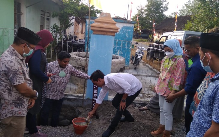 Caption: Dirut dan komisaris utama PT Multi Rancabangun Prima, Jakarta menanam patok pertama sebagai tanda dimulainya pekerjaan MC 0 di Desa Kalen