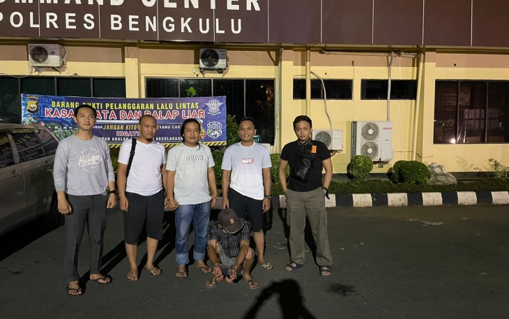 Terduga pelaku inisial Fr (42) Warga Kelurahan Panorama Kecamatan Singaran Pati berhasil diamankan Tim Buser Macan Gading Polres Bengkulu 