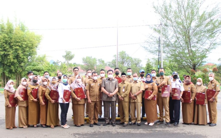 45 Orang PNS di Kabupaten Bengkulu Tengah Menerima Satyalancana Karya Satya 2022
