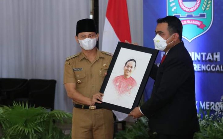 Didit Sasongko, Ketua BPC HIPMI Trenggalek, saat memberikan kenang - kenangan kepada Bupati Trenggalek, Mochamad Nur Arifin, di Pendapa Manggala Praja Nugraha, Senin (10/1/2022).