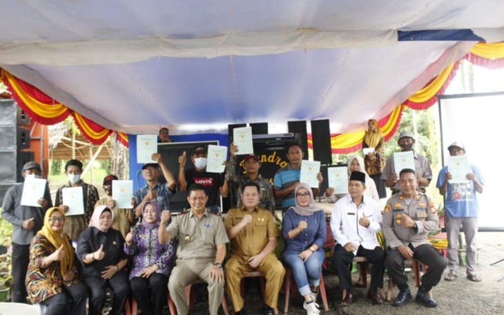 BPN Benteng Serahkan 300 Sertifikat Kepada Masyarakat Desa Air Sebakul 