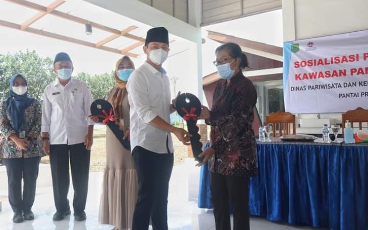 Bupati Trenggalek, Mochamad Nur Arifin, saat menyerahkan Konci Kios, kepada para pedagang di Pantai Prigi, Rabu (12/1/2022) (Foto : Hardi Rangga, klikwarta.com).