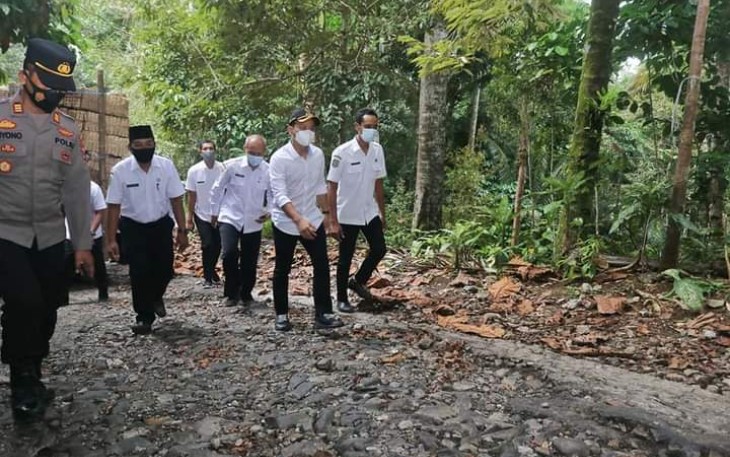 Bupati Trenggalek, Mochamad Nur Arifin, saat meninjau jalan rusak parah, di Desa Dukuh, Kecamatan Watilimo, Rabu (12/1/2022) (Foto : Hardi Rangga, klikwarta.com).