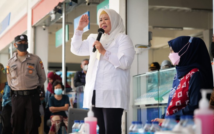 Wakil Gubernur Hj Marlin Agustina mengatakan, naiknya harga bahan pokok, terutama minyak goreng, sangat menganggu kaum ibu dalam mengatur pengeluaran rumah tangganya. 