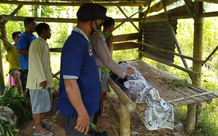 Jasad Lami (64) sesaat setelah dievakuasi dari lokasi kejadian oleh warga dan petugas kepolisian. (Foto : Istimewa/Humas Polres Karanganyar)