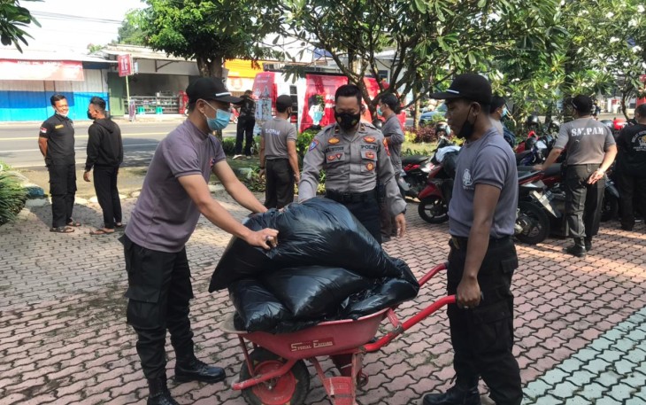 Sat Binmas Polres Tulungagung bersama Satuan Pengamanan (Satpam) Wilayah Tulungagung melaksanakan Bakti Sosial berupa bersih-bersih