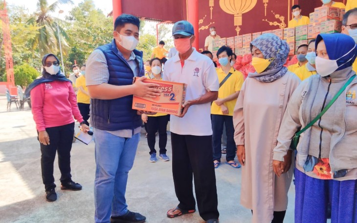 PLT Bupati Bintan Roby kurniawan Meneyerhakan secara simbolis penyaluran sembako