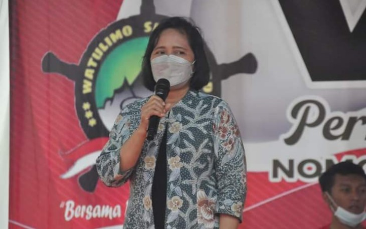Penjabat Sekda Kabupaten Trenggalek, Anik Suwarni, saat memberikan sambutan dalam acara santunan anak yatim yang di gelar oleh Watulimo Satu Tekad (WAST), Minggu (16/1/2022).