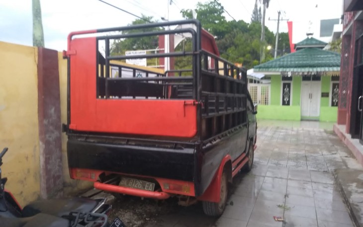  Kendaraan roda empat yang diduga mengangkut kerbau