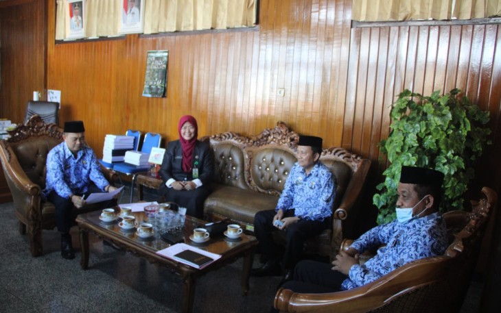Sekda Hamka Sabri memberikan pengarahan kepada jajaran pejabat Dinas Lingkungan Hidup dan Kehutanan (DLHK) Provinsi Bengkulu, terkait kebersihan Pantai Panjang