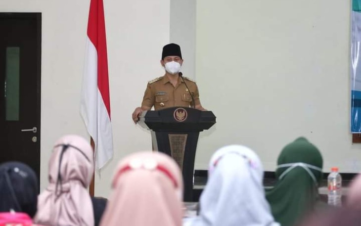 Bupati Trenggalek, Mochamad Nur Arifin, saat memberikan sambutan dalam acara Pelantikan Pengurus asosiasi UMKM, di Gedung Barasa, Selasa (18/1/2022) (Foto : Hardi Rangga, klikwarta.com).