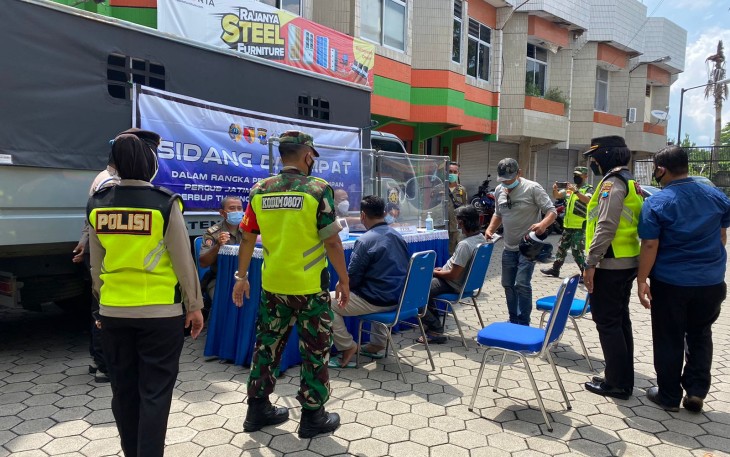 Suasana Ops Vustisi pendisiplinan prokes di depan Ruko Nirwana Plaza Kabupaten Tulungagung