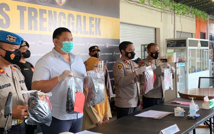 Wakapolres Trenggalek Kompol Heru Dwi Purnomo, S.I.K., saat menggelar konferensi pers di Mapolres Trenggalek, Selasa, (18/1/2022) (Foto : Dok Humas Polres Trenggalek).