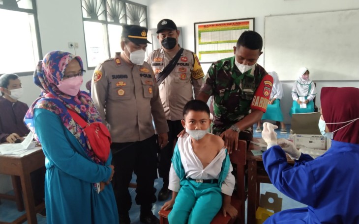 Kapolsek Sukorejo bersama anggota monitoring pelaksanaan Vaksinasi dosis 1 anak usia 6- 11 tahun, di Puskesmas I dan Puskesmas II Sukorejo