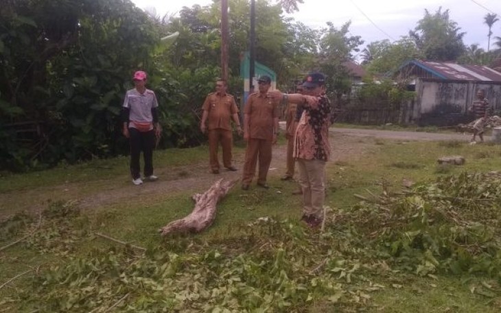 pihak Dispora Provinsi Bengkulu bersama Dispora Bengkulu Selatan mendatangi lokasi pembangunan stadion