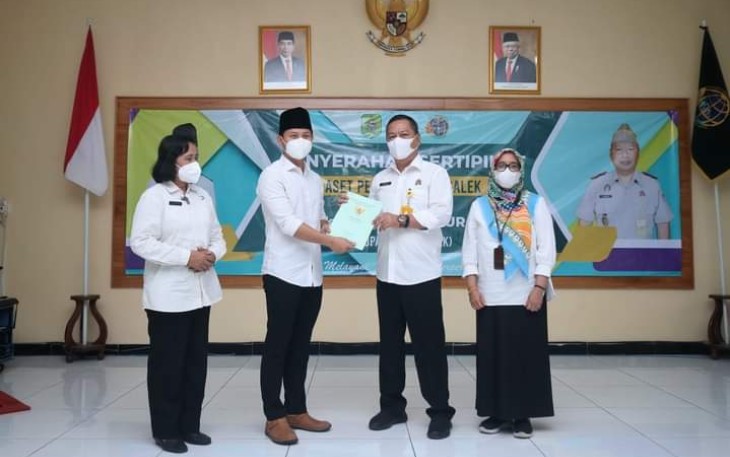 Bupati Trenggalek, Mochamad Nur Arifin, saat menerima Sertifikat di kantor BPN Trenggalek, Rabu (19/1/2022) (Foto : Hardi Rangga, klikwarta.com).