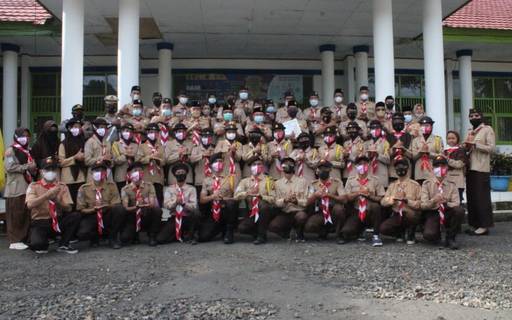 Foto bersama Sekda Provinsi Bengkulu dan Kapolsek Muara Bangkahulu beserta jajaran, Camat, serta para pengurus Kwarda dan Kwarcab pramuka. 
