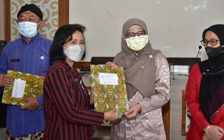 Pj Sekda Kabupaten Trenggalek, Anik Suwarni, saat menyerahkan hadiah kepada enam OPD pengampu Desa wisata terbaik, Kamis (20/1/2022) (Foto : Hardi Rangga, klikwarta.com)